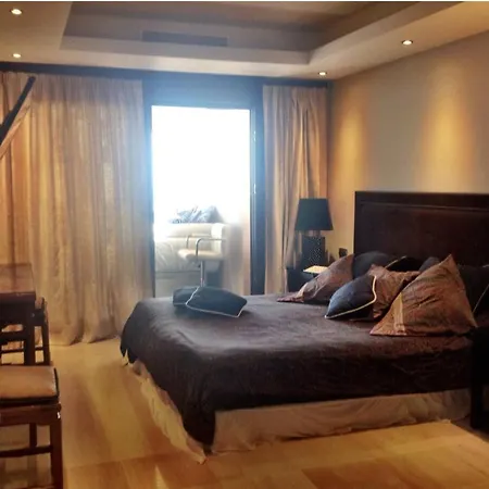 Luxury Beachfront شقة *