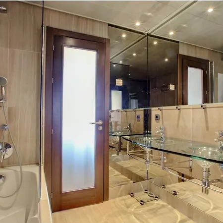 Luxury Beachfront شقة *